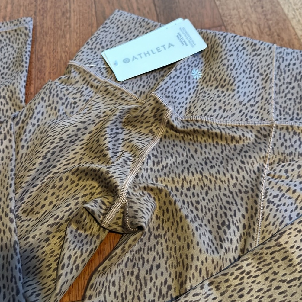Athleta Salutation Stash 7/8 tight NWT  (xs)